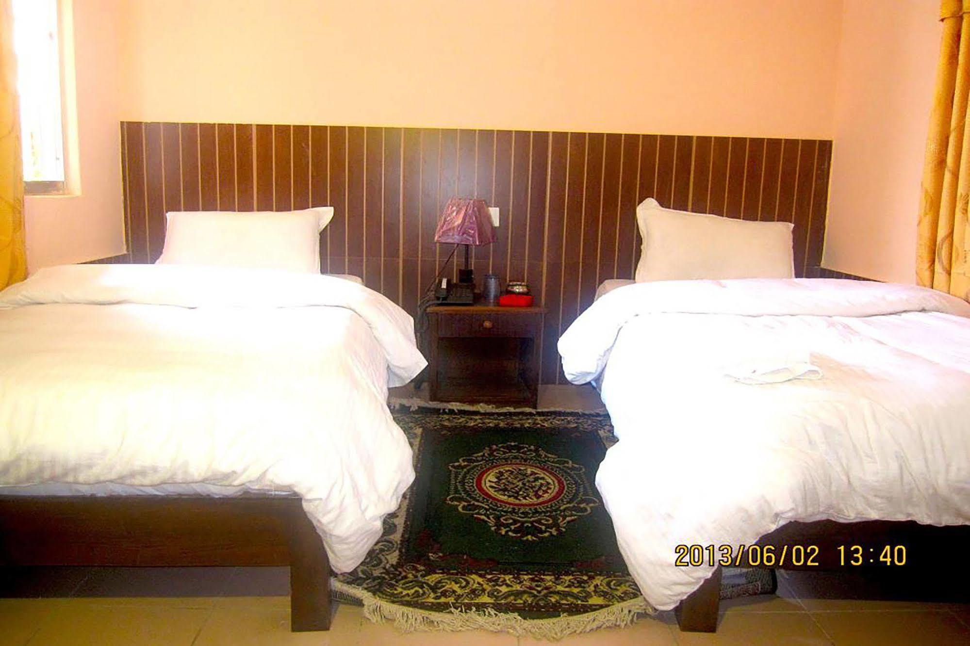 Hotel Half Moon Покхара Экстерьер фото