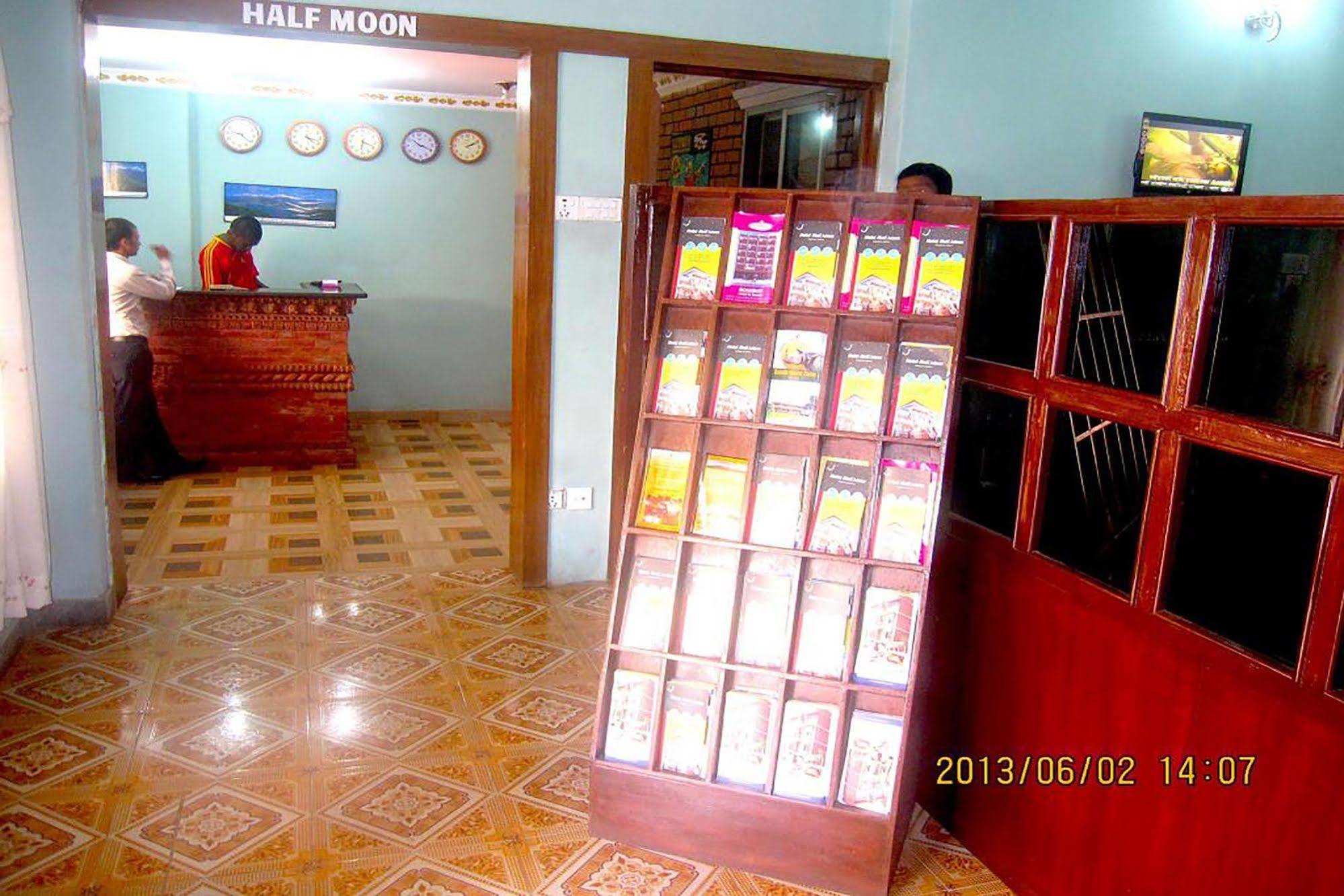 Hotel Half Moon Покхара Экстерьер фото